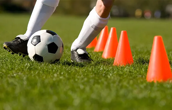 深圳王之者足球： 练习与游戏相结合，快速提高运球能力
