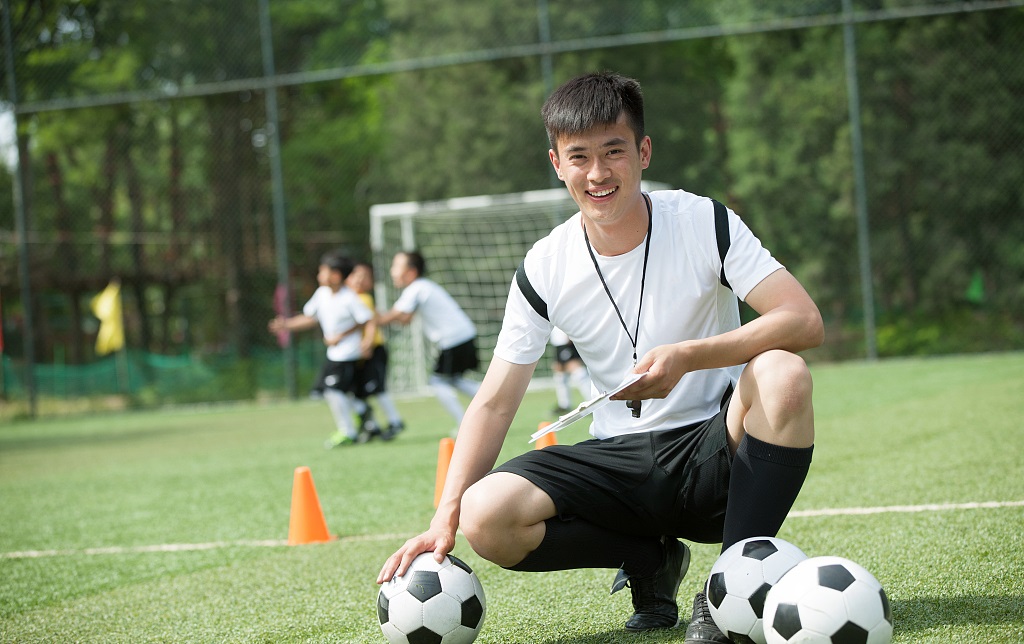 深圳王之者足球：怎么样的足球教练会教孩子？