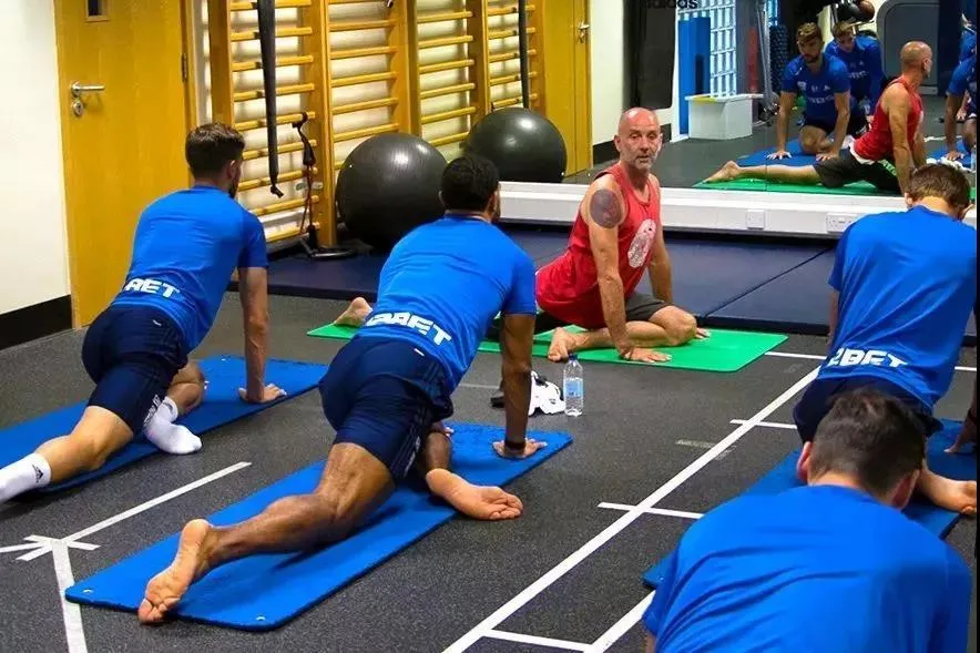 深圳王之者足球：适合足球运动员的五种瑜伽动作