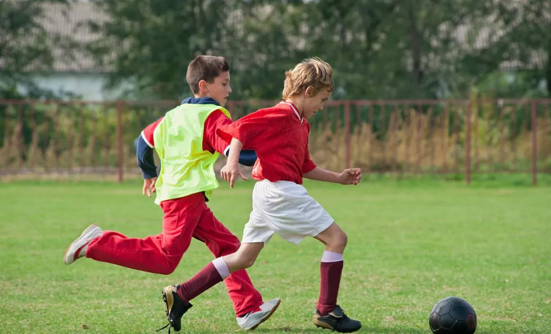 深圳王之者足球：足球游戏让孩子快乐的掌握足球技能