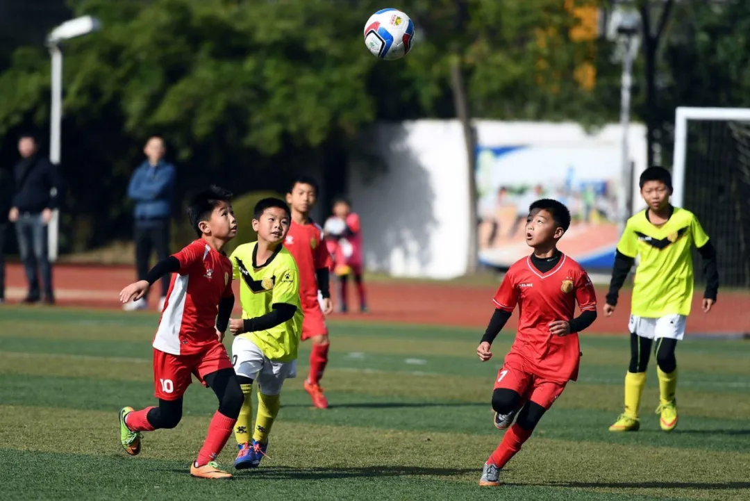深圳王之者足球：反应时间和空间感知都是青少年球员训练的一部分