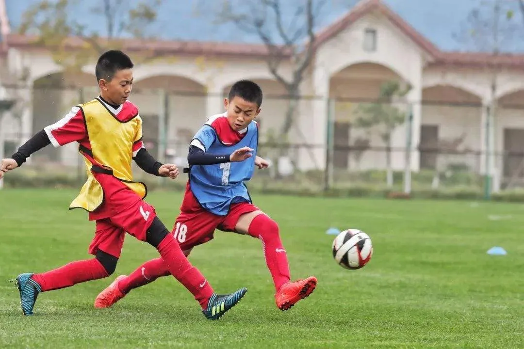 深圳王之者足球：小学、初中、高中和大学，不同阶段足球都该练些啥？