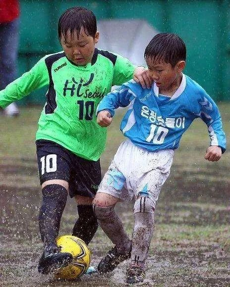 深圳王之者足球：下雨天，小朋友要不要继续踢足球？