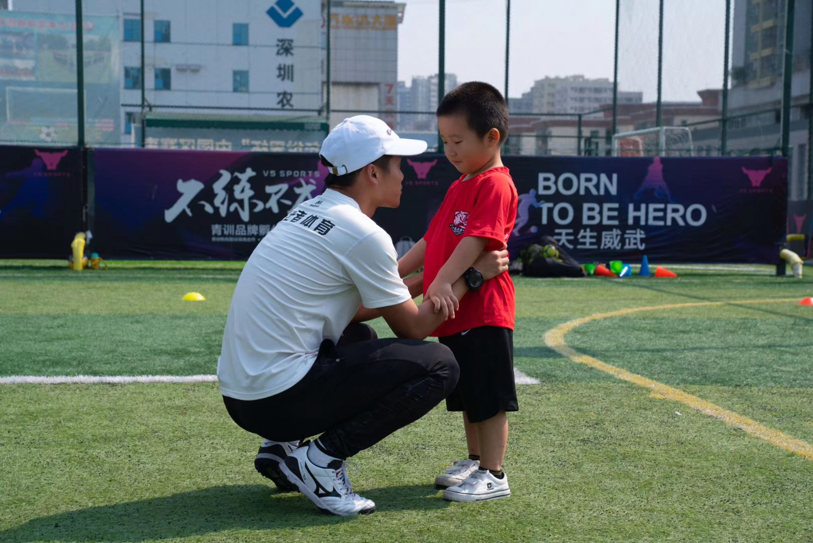 如何知道一家青少年足球培训机构的教练是否专业？